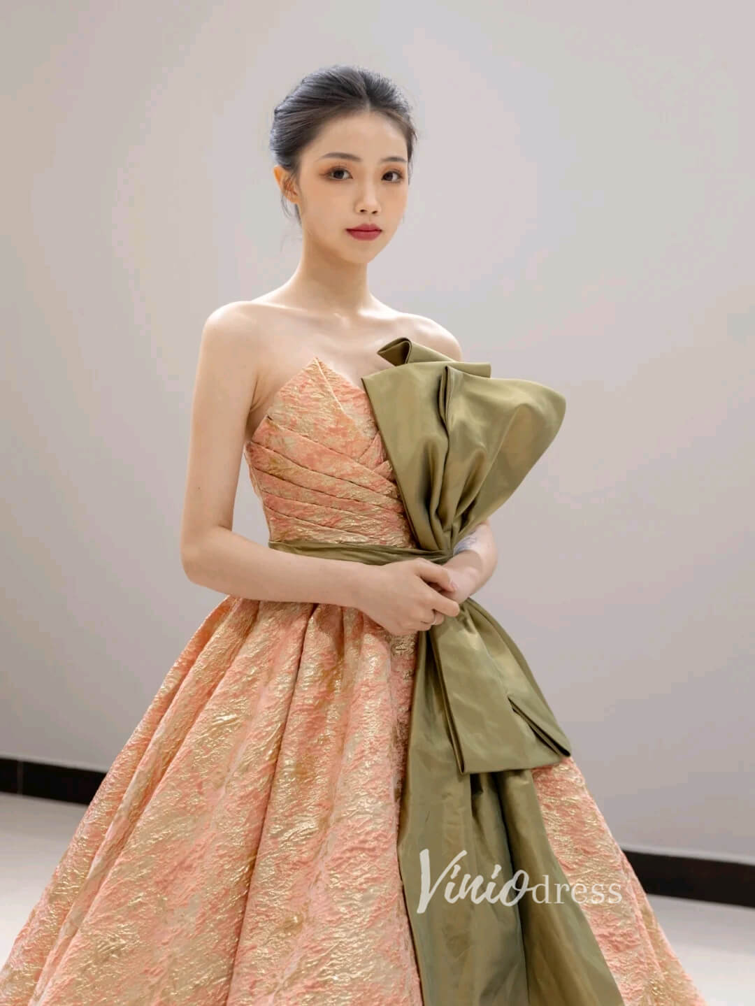 Peach Jacquard Satin Prom Dresses Strapless Bow-Tie Quinceanera Dress Viniodress Peach Jacquard Satin Prom Dresses Strapless Bow-Tie Quinceanera Dress Viniodress