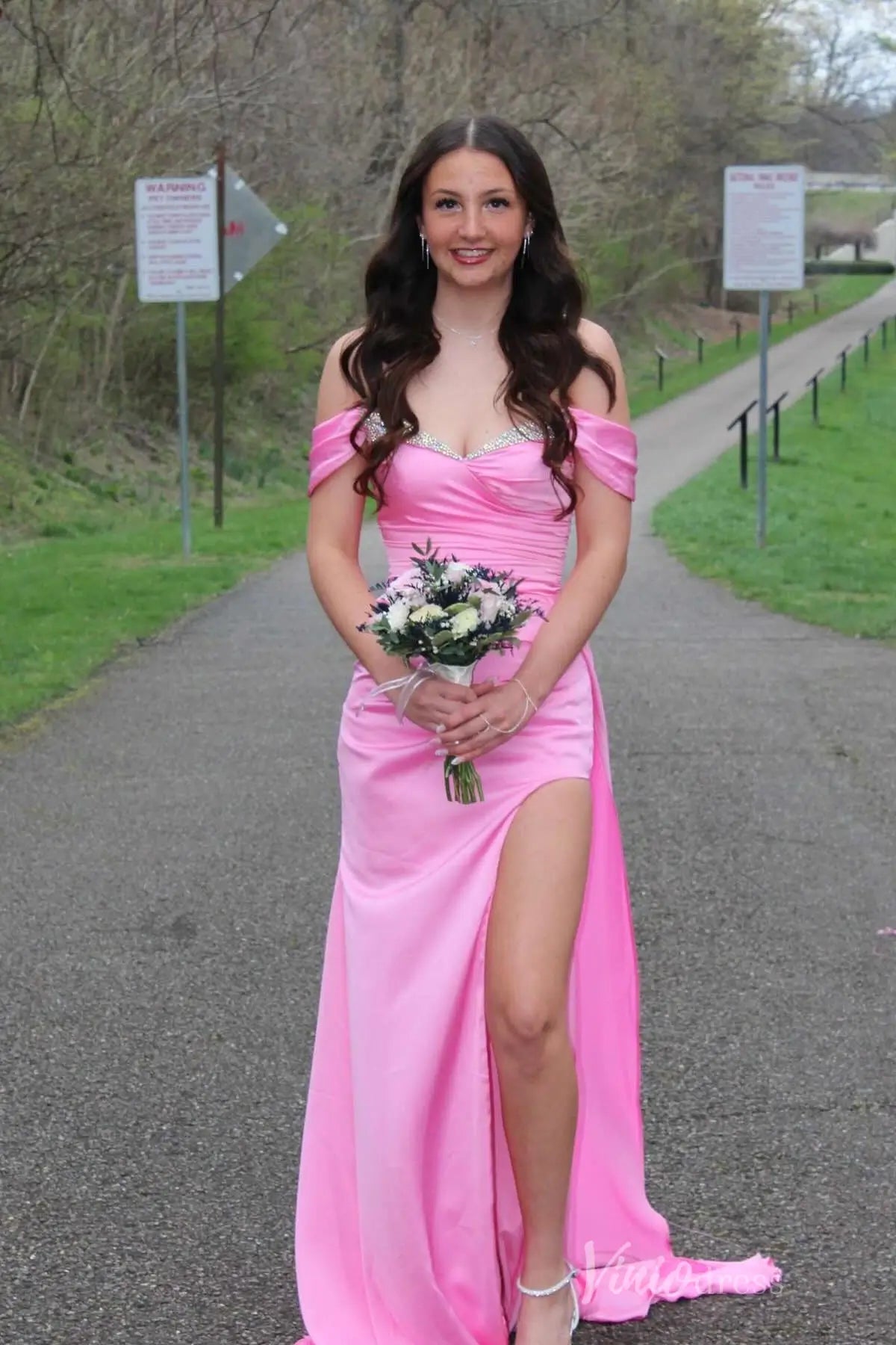 Pink Satin Off-Shoulder Prom Dress with Beaded Sweetheart Neckline, Ruched Bodice, High Slit – SS096-prom dresses 2025 -Viniodress-Pink-Custom Size-