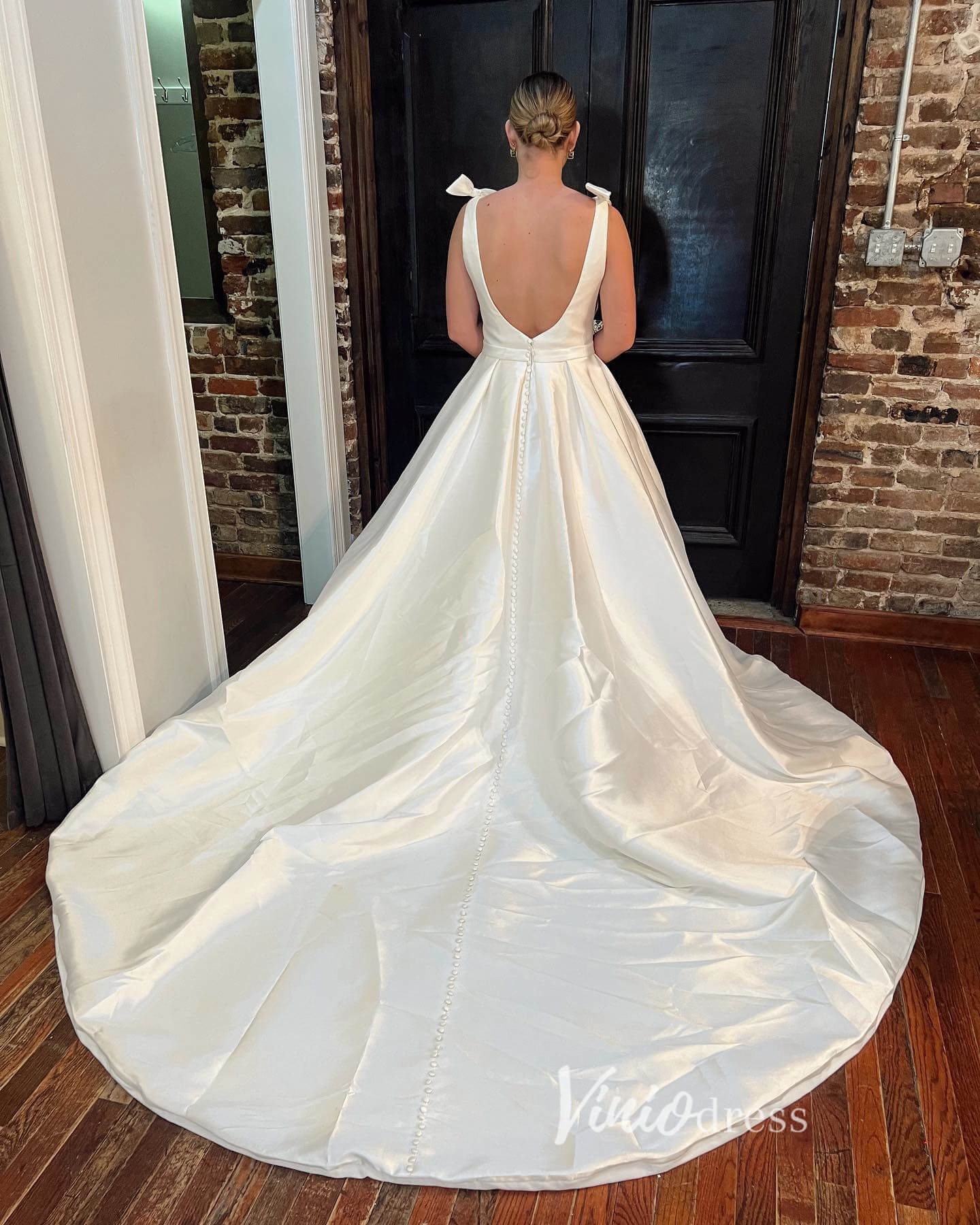 Plunging V-neck Satin Wedding Dresses with Pockets VW2183-wedding dresses 2025 -Viniodress-Ivory-Custom Size-