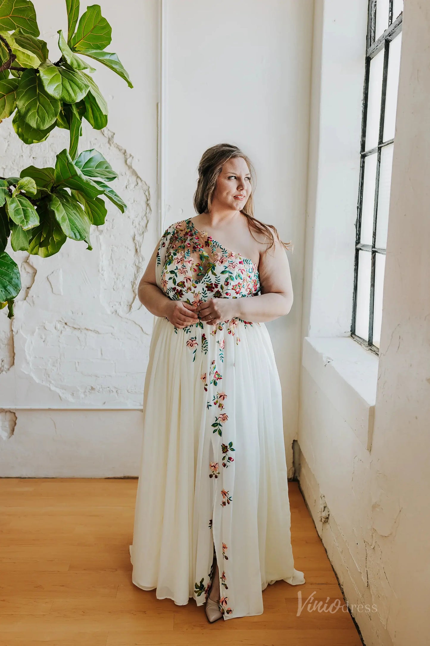 Plus Size Floral Chiffon Wedding Dress | One-Shoulder Gown with Slit, Watteau Train FW107-wedding dresses 2025 -Viniodress-Ivory-Custom Size-