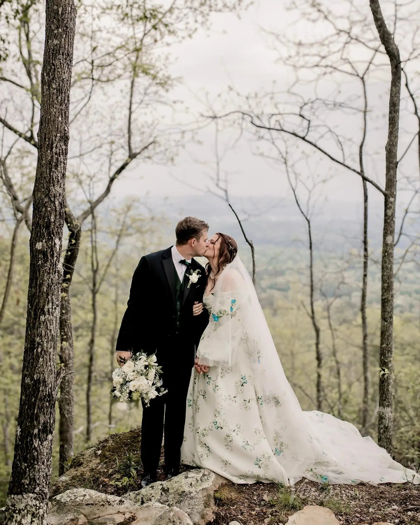 Plus Size Green Floral Wedding Dress | Off-the-Shoulder Gown with Puff Sleeves,Bows, Cathedral Train FW130-wedding dresses 2025 -Viniodress-Floral-Custom Size-