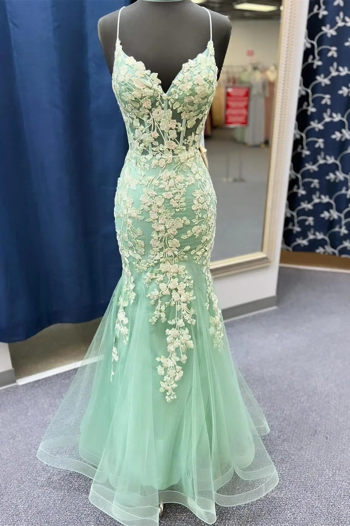 Elegant Lace Mermaid Prom Dresses 2025 with Spaghetti Strap & V - Neck – FD5073 - Viniodressprom dressesGreenCustom Size - Formal Dresses - Ball Gowns