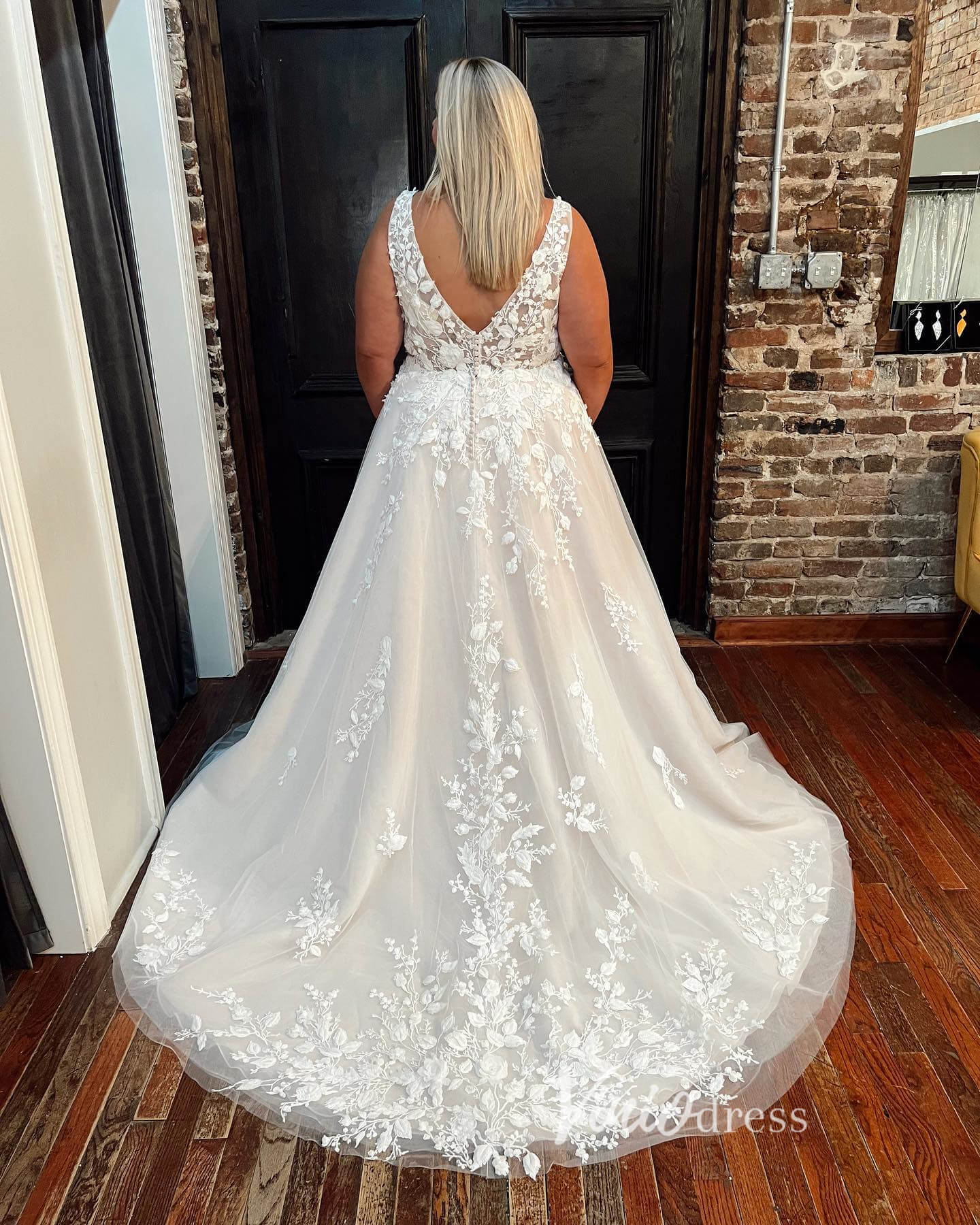 Romantic A-Line Tulle Wedding Dress | 3D Leaf Lace Appliqué Bridal Gown with Pockets, V-Neck VW2188-wedding dresses 2025 -Viniodress-Ivory-Custom Size-