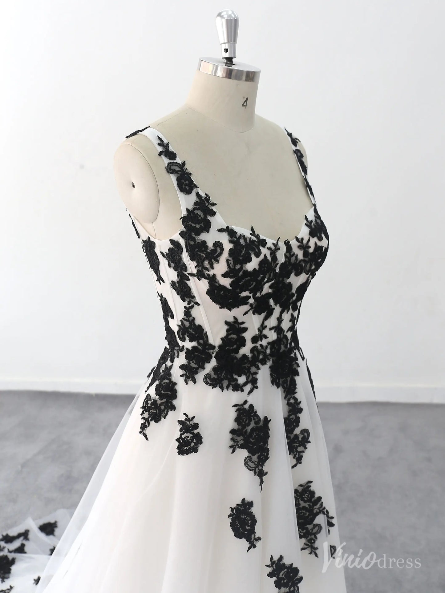 Romantic Black Lace Appliqued White Wedding Dress with Scoop Neckline and Chapel Train – BK121-wedding dresses 2025 -Viniodress-Ivory-Custom Size-