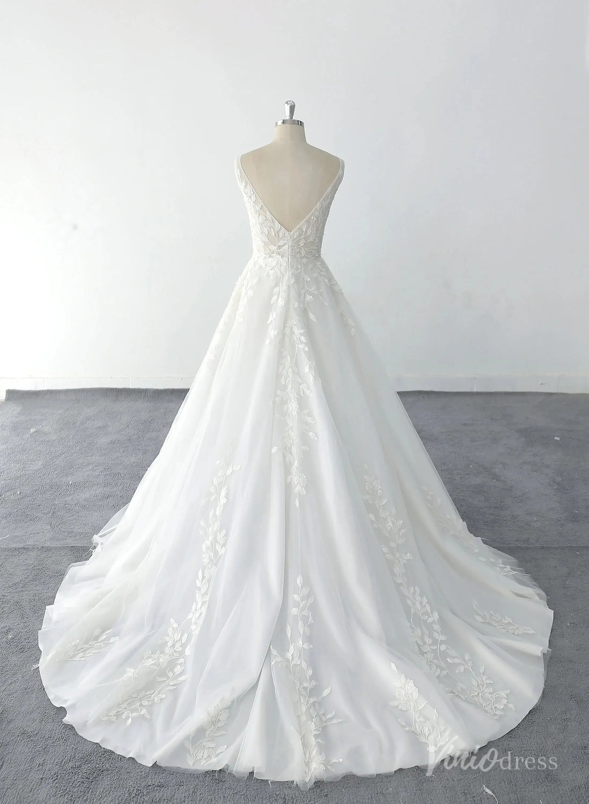 Romantic Ivory Floral Lace Wedding Dress with V-Neckline, Illusion Back & Chapel Train – LA142-wedding dresses 2025 -Viniodress-Ivory-Custom Size-