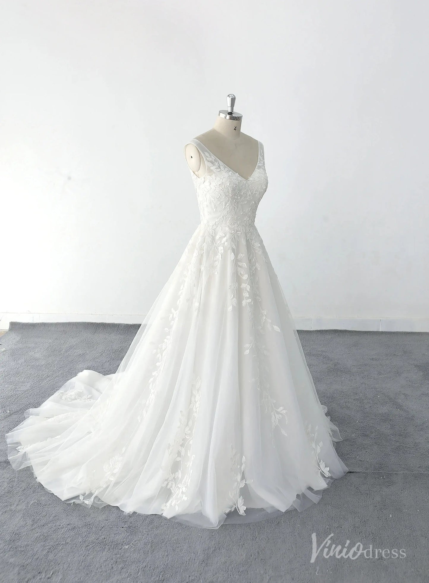 Romantic Ivory Floral Lace Wedding Dress with V-Neckline, Illusion Back & Chapel Train – LA142-wedding dresses 2025 -Viniodress-Ivory-Custom Size-