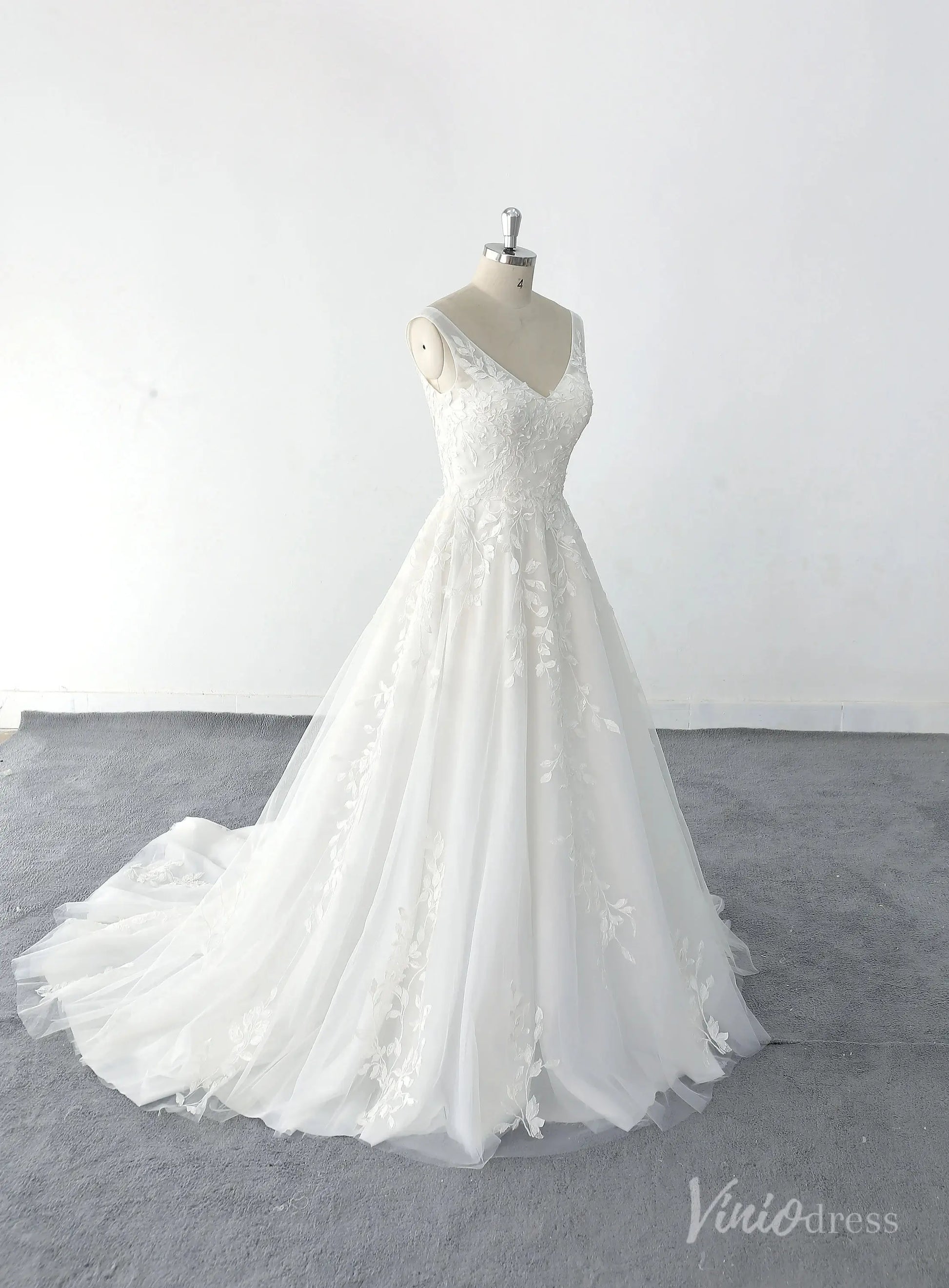 Romantic Ivory Floral Lace Wedding Dress with V-Neckline, Illusion Back & Chapel Train – LA142-wedding dresses 2025 -Viniodress-Ivory-Custom Size-