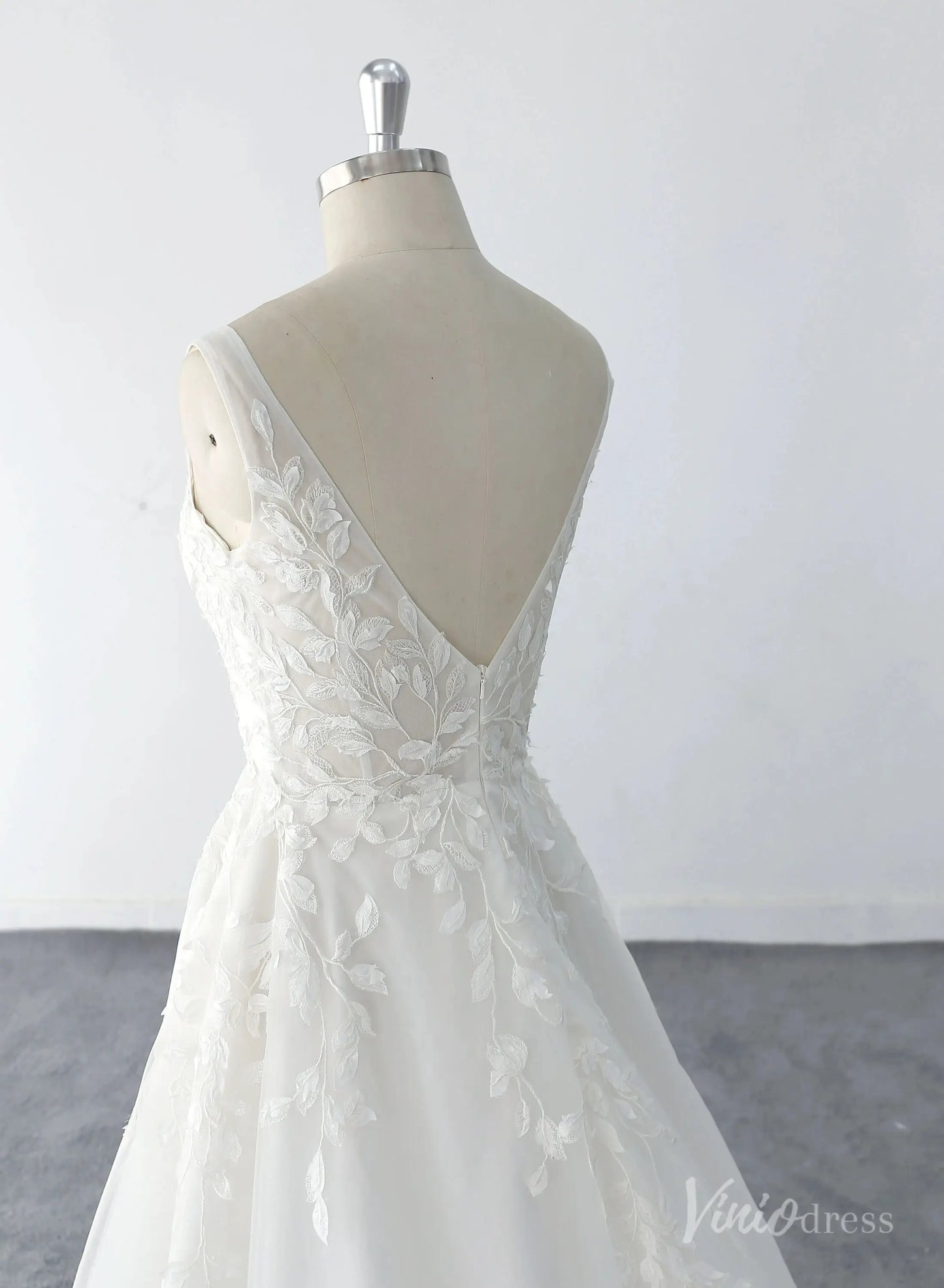 Romantic Ivory Floral Lace Wedding Dress with V-Neckline, Illusion Back & Chapel Train – LA142-wedding dresses 2025 -Viniodress-Ivory-Custom Size-