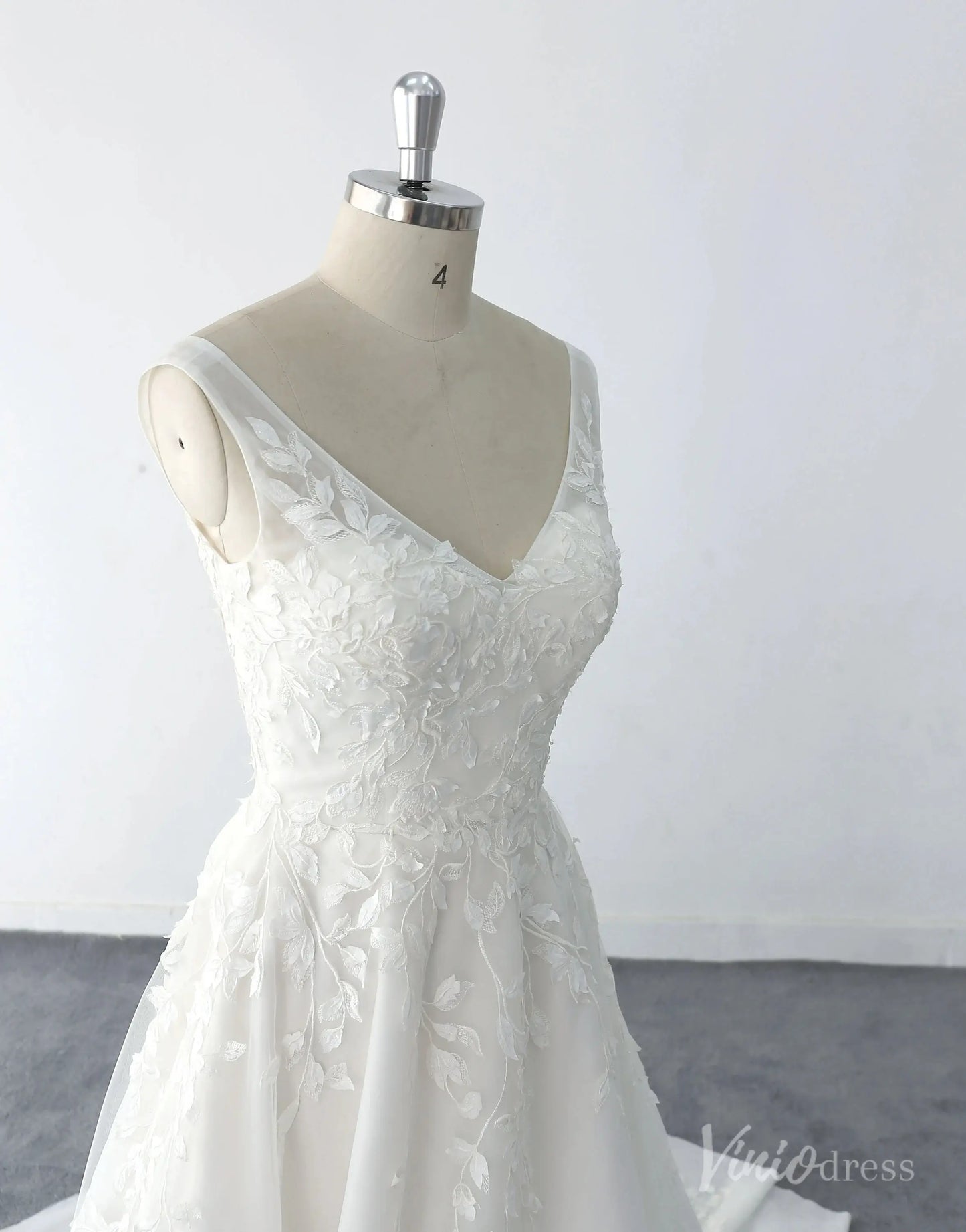 Romantic Ivory Floral Lace Wedding Dress with V-Neckline, Illusion Back & Chapel Train – LA142-wedding dresses 2025 -Viniodress-Ivory-Custom Size-