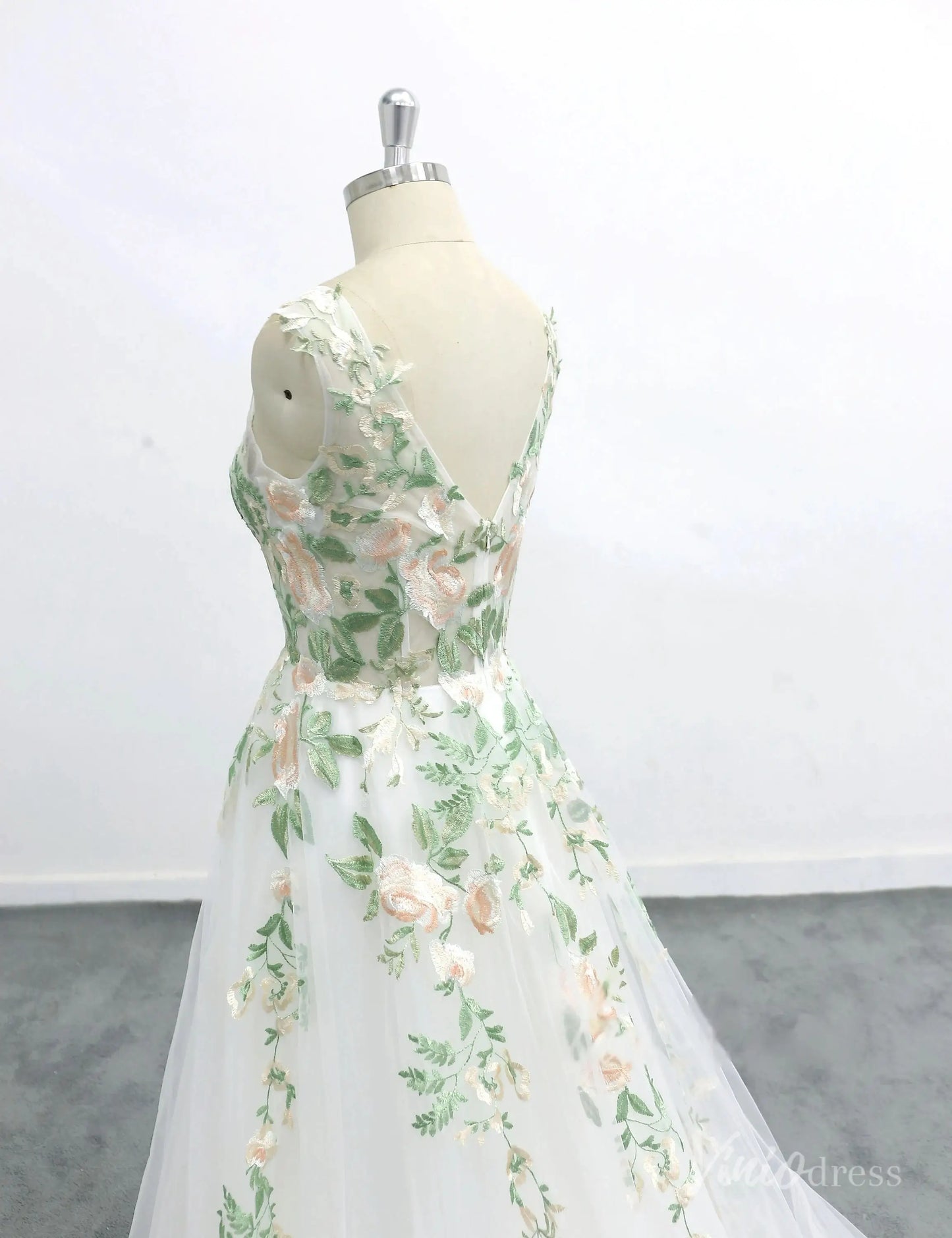 Romantic Ivory Floral Wedding Dress with Sleeveless Lace Bodice, V-Neckline, and Embroidered Skirt – FW227-wedding dresses 2025 -Viniodress-Ivory-Custom Size-