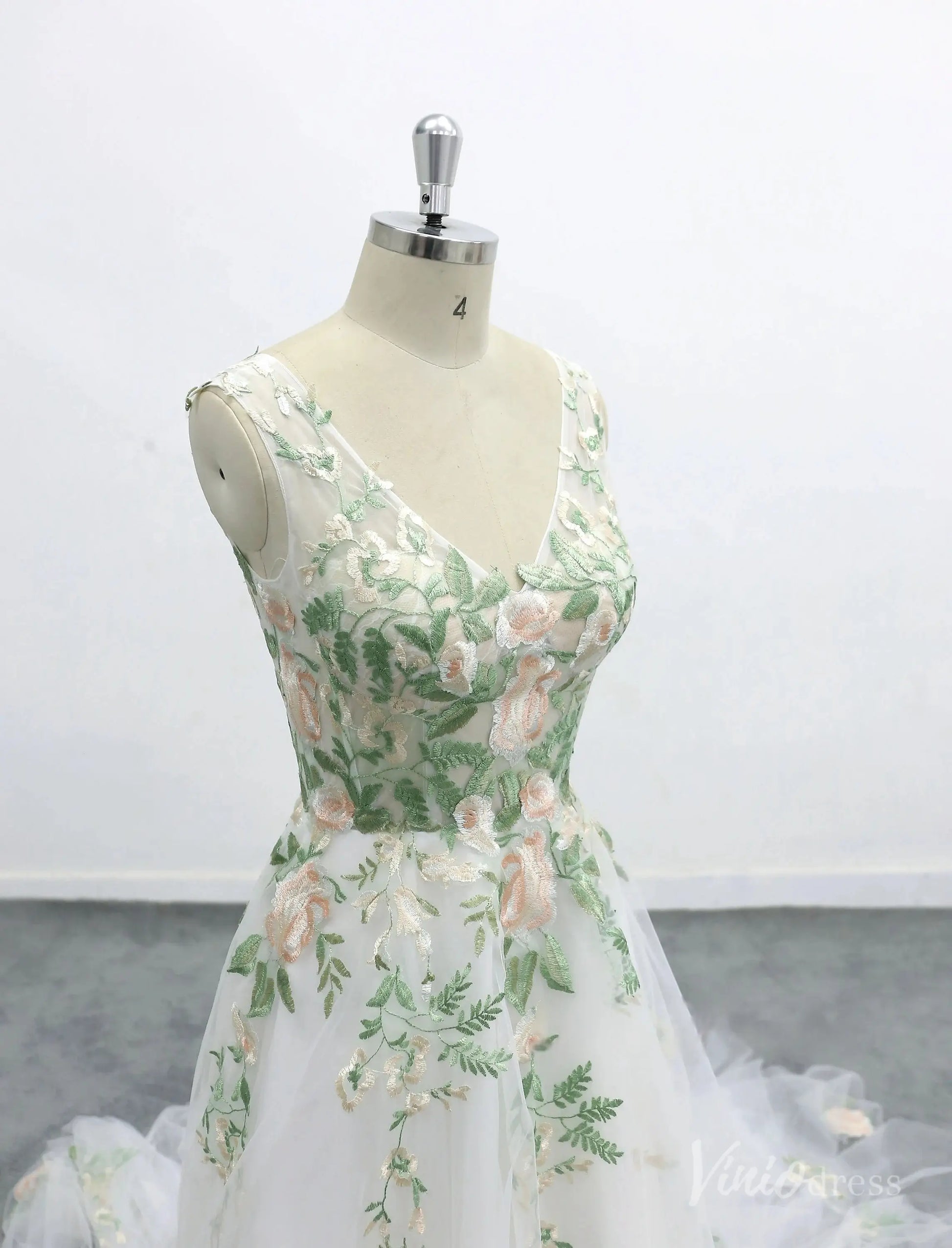 Romantic Ivory Floral Wedding Dress with Sleeveless Lace Bodice, V-Neckline, and Embroidered Skirt – FW227-wedding dresses 2025 -Viniodress-Ivory-Custom Size-