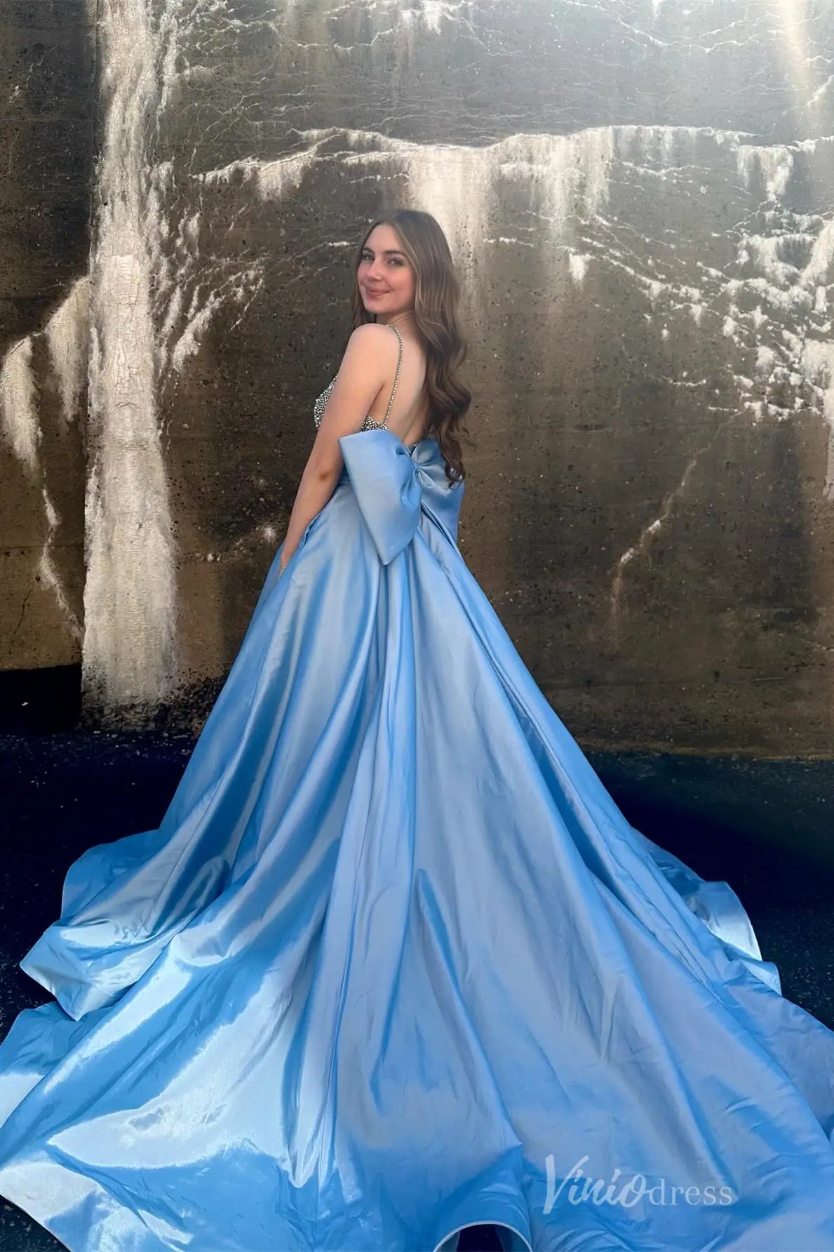 Sky Blue Satin Ball Gown Prom Dress with Rhinestone Bodice, Back Bow, and Ruched Waist – AS005-prom dresses 2025 -Viniodress-Light Blue-Custom Size-