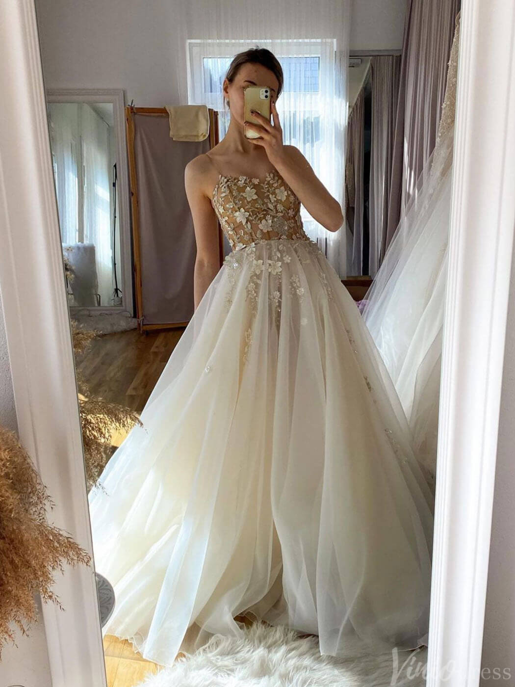 Stunning Lace Applique Spaghetti Strap Wedding Dresses Tulle Country Bridal Gown VW2182-wedding dresses 2025 -Viniodress-Champagne-Custom Size-