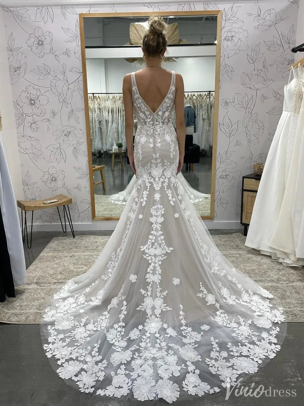V-Neck Mermaid Wedding Dress with Floral Lace Appliqué & Dramatic Train – VW2525-wedding dresses 2025 -Viniodress-Nude-Custom Size-