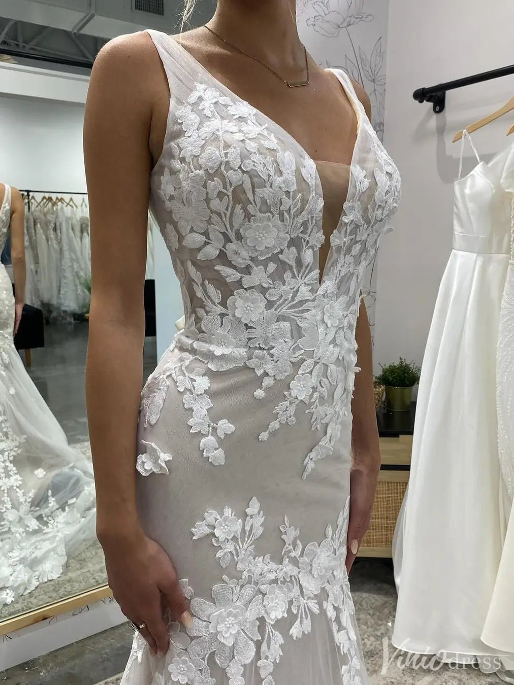 V-Neck Mermaid Wedding Dress with Floral Lace Appliqué & Dramatic Train – VW2525-wedding dresses 2025 -Viniodress-Nude-Custom Size-