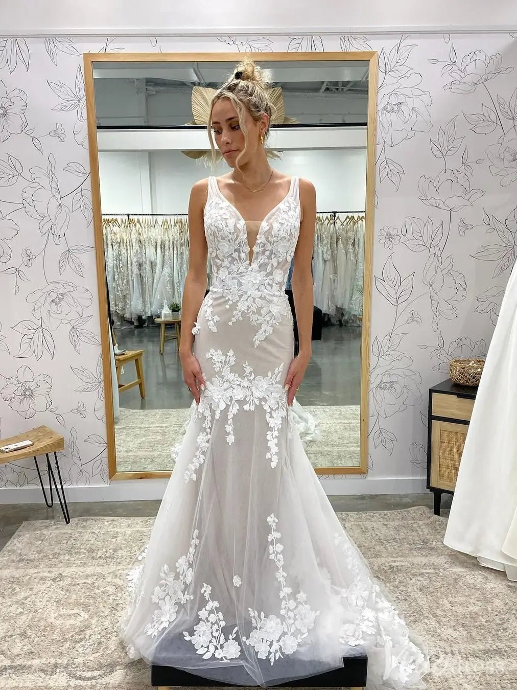 V-Neck Mermaid Wedding Dress with Floral Lace Appliqué & Dramatic Train – VW2525-wedding dresses 2025 -Viniodress-Nude-Custom Size-