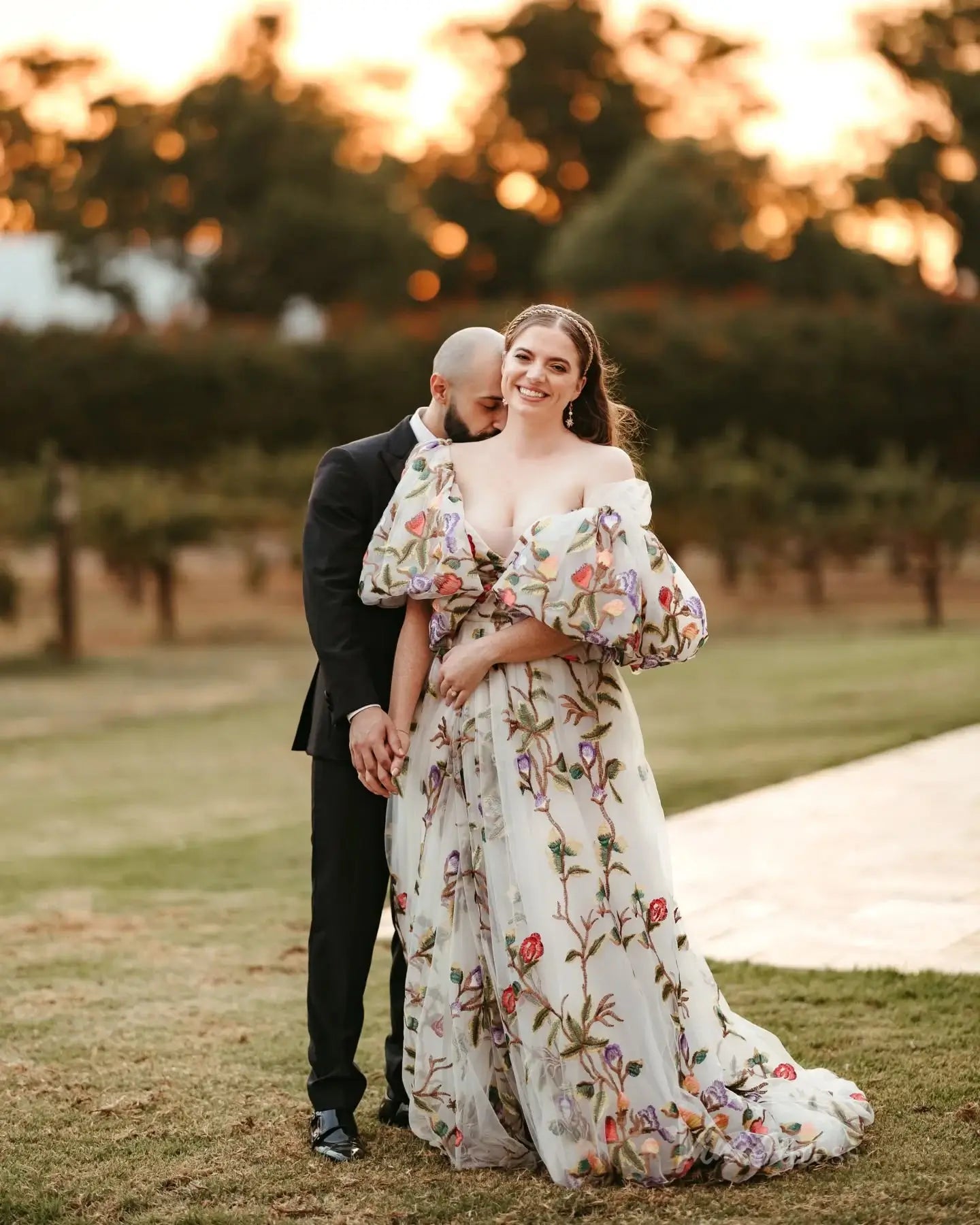 Whimsical Meadow Floral Wedding Dress with Puff Sleeves, Slit & Sweetheart Neckline FW132-wedding dresses 2025 -Viniodress-Floral-Custom Size-