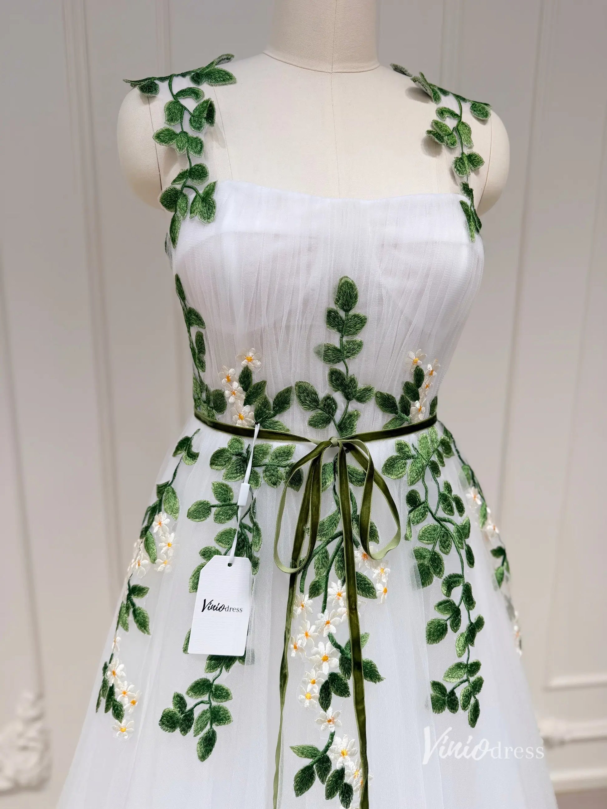 White Long Tulle Prom Dress with Pockets Meadow Green Leaf Appliques Y Viniodress White Long Tulle Prom Dress with Pockets Meadow Green Leaf Appliques Y Viniodress
