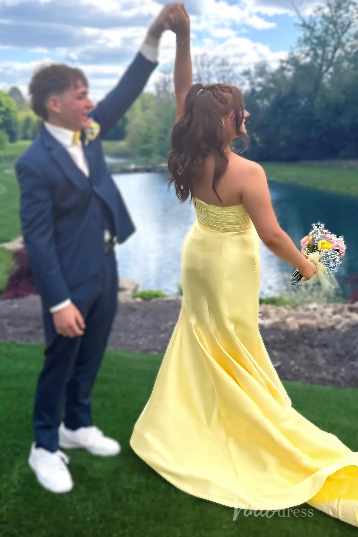 Yellow Strapless Prom Dress with Pleated Bodice, Chiffon Bow, Satin Skirt, and High Slit – SS047-prom dresses 2025 -Viniodress-Yellow-Custom Size-