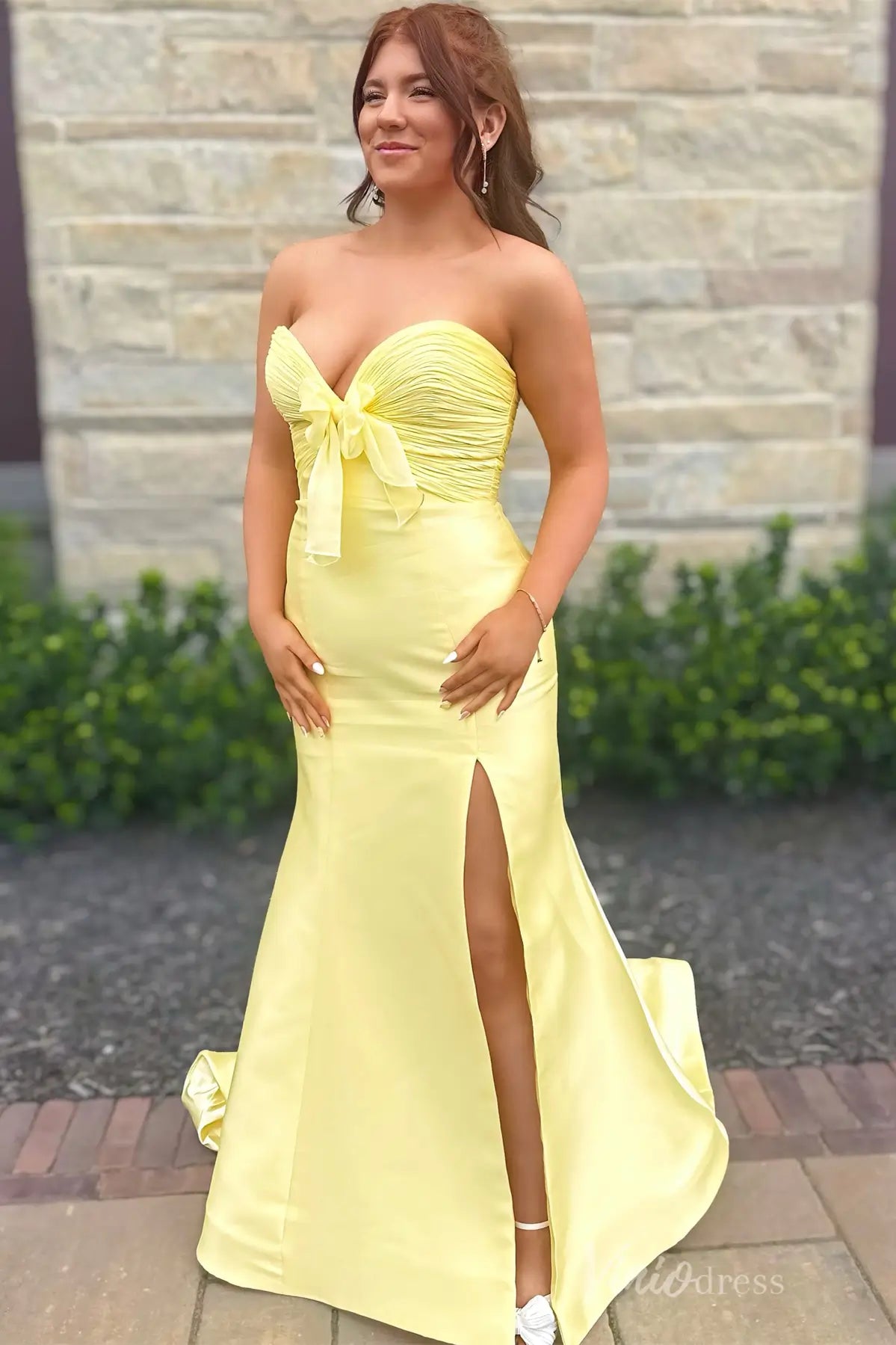 Yellow Strapless Prom Dress with Pleated Bodice, Chiffon Bow, Satin Skirt, and High Slit – SS047-prom dresses 2025 -Viniodress-Yellow-Custom Size-