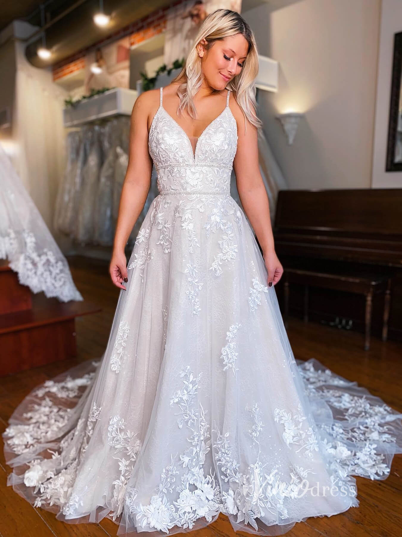 Spaghetti Strap Lace Wedding Dresses V-neck Tulle Bridal Gown VW2134-wedding dresses 2025 -Viniodress-Ivory-Custom Size-